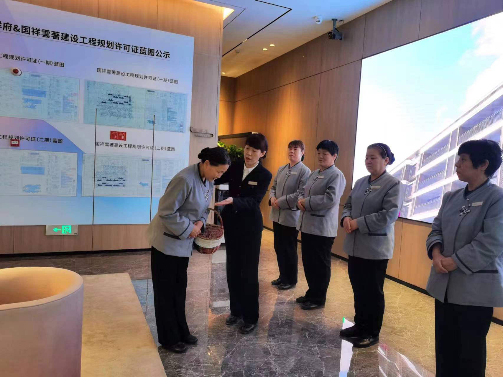 員工列隊(duì)、禮儀培訓(xùn)展示1